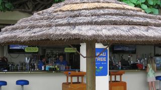 スーパープールに隣接したスーパーカジュアルなバー