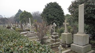 横浜外国人墓地は、横浜市中区山手にある墓地で、40か国、4400人の外国人が葬られています。