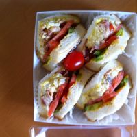 不夜城にあるパン屋のサンドイッチ。