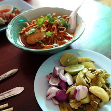 付け合せで漬物のような野菜もセットで出て来ます。