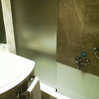 シャワーは固定式。蛇口は壁中央にある珍しいデザイン。