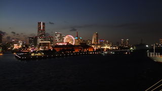 大観覧車が一際目立ちます