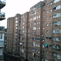 部屋からの眺め。迫りくる近隣の建物…ビューはいまいち。