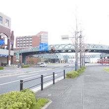 便利な歩道橋。