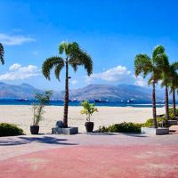 赤い遊歩道がビーチ沿いに続いています