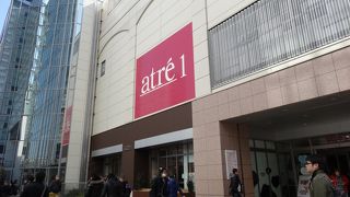 ここは駅への導線なので人通りは多く賑わっています