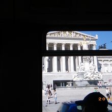 ここを見なくちゃ！（トラムの中より）