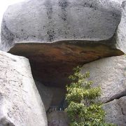 巨大な岩のトンネル
