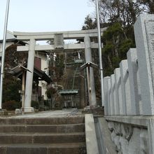 拝殿は急石段登る