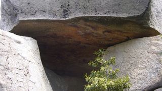 巨大な岩のトンネル