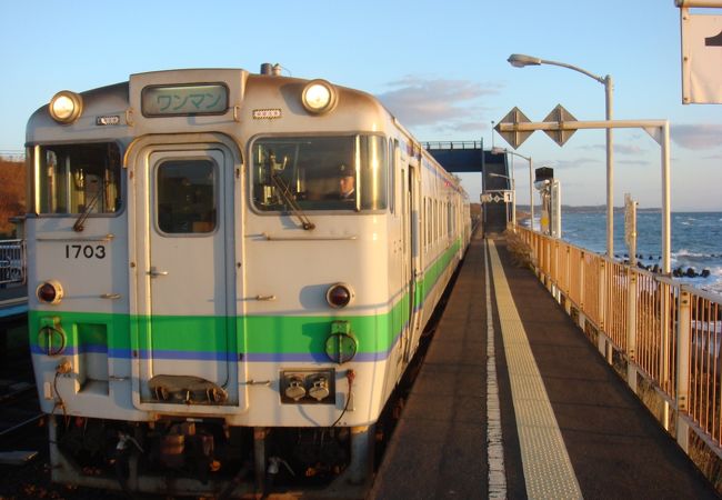 夕陽がきれいな波打ち際の駅