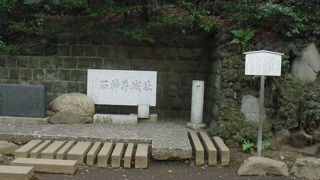 石神井城の石垣のまえ