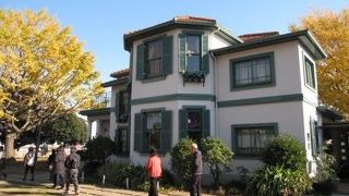 大正末期に建てられた外国人住宅で、カトリック山手教会の司祭館として、1991年まで使用されていました