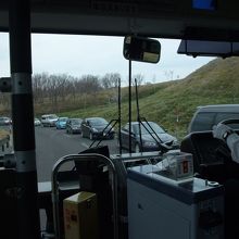 2009.05月、帰りのバスより撮影。5月でもこの車列。