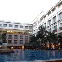 プールから客室を望む