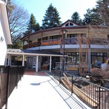 駅舎２階は河口湖が眺望できる円形展望台があります