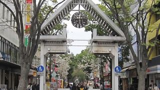 伊勢佐木町通りの伊勢佐木1～2丁目が、「ヨコハマ　イセザキモール」で、全面歩行者天国です。