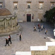 ピレ門城壁入口からオノフリオの大噴水も見えます♪