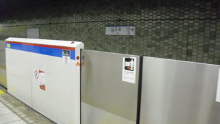 ホームのドアが慶応カラー