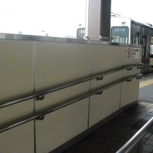 スロープを通ってホームへ