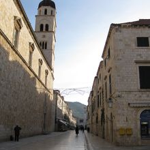 左側がフランシスコ会修道院です。