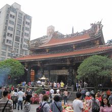 お経を唱えています。