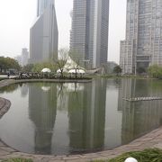 ビル街の広大なオアシス公園です