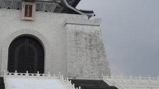 早朝は厳かな雰囲気