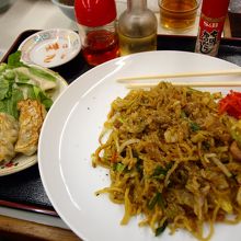 セットで餃子も食べました