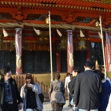 本殿への参拝者の列