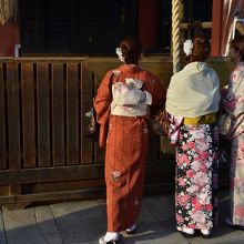 京都らしく和装の参拝者