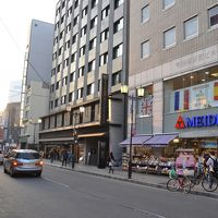 ホテル入り口は明治屋側にあります。