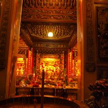 夜になると明かりがつきます