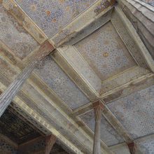 屋根を支えている細い柱