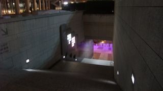 地下に広場