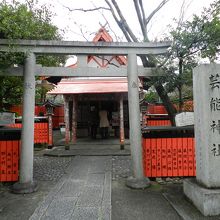 芸能神社の正面