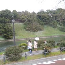 車窓から普段あまり見ない皇居の西側も。A席側がお勧め。