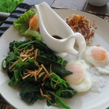 ホウレンソウのソテー，目玉焼き，ご飯