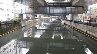 堀川は、横浜開港にともなって掘られた古い運河です。