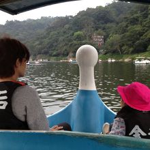 足漕ぎボートに乗船中