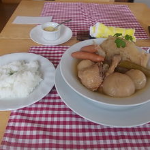 ポトフにはライスや前菜としてサラダも提供されます