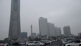 横浜みなとみらい21は、横浜都心部の一体化と強化をめざしたウォーターフロント都市再開発として建設された街です。
