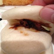 時間毎にイベントが行われています。この時は、北京ダックとやわらかいパンで挟んだまんじゅうを食べる事ができました。