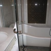 猫脚のバスタブ。ドアを閉めてしまえば、水が漏れる心配もありま