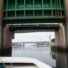 水門をくぐってお堀から海に出ます