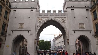 歩行者天国ノイハウザー通りへの入り口。雄々しいです。