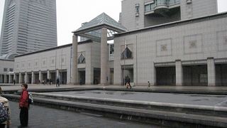 横浜美術館は丹下健三氏の設計で、横浜博覧会のパビリオンとして開館したものです。