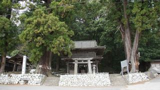 長く地域の信仰を集めた歴史を感じさせる神社