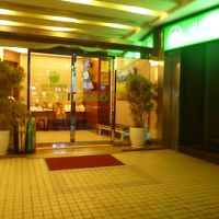 わずか扉４枚分の入り口とロビー