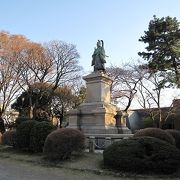 掃部山公園には、横浜開港の父・大老井伊掃部頭直弼公の業績を顕彰して建てた銅像があります。